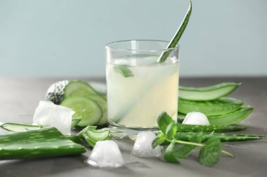 Aloe vera suyu gri masada