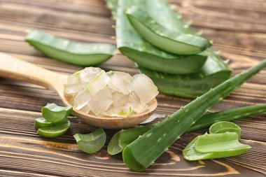 Aloe vera ahşap masa üzerinde kaşıkla