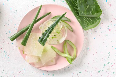 Beyaz masa aloe vera ile kase