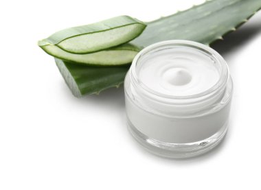 Krem ve beyaz arka plan üzerinde aloe vera ile jar