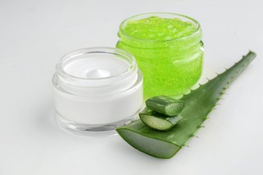Kozmetik ve aloe vera beyaz zemin üzerine kavanoz