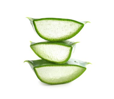 Aloe vera beyaz zemin üzerine dilim