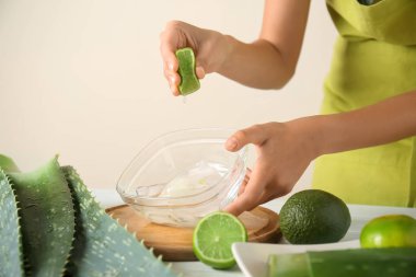 Kadın yapma aloe vera jel masada