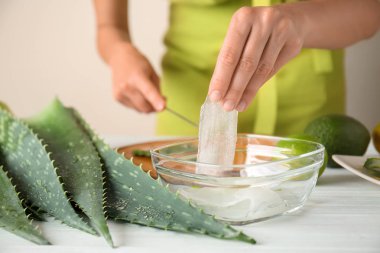 Kadın yapma aloe vera jel masada