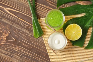 Aloe vera jel ve ahşap masa üzerinde krem kavanoz