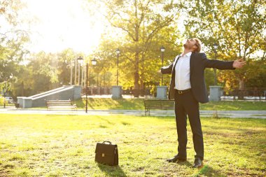 Yakışıklı genç işadamı Park'ta dinlenme
