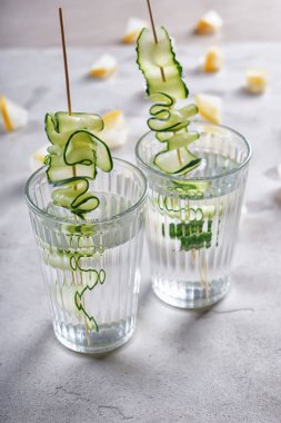 Bardak taze salatalık su gri masada