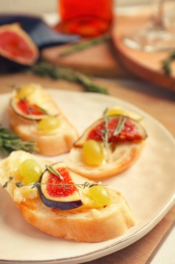 Peynir, üzüm ve incir plaka üzerinde lezzetli sandviçler