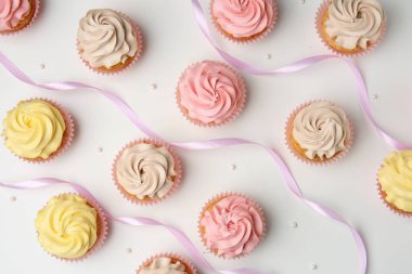 Lezzetli kek, düz beyaz arka plan üzerinde yatıyordu