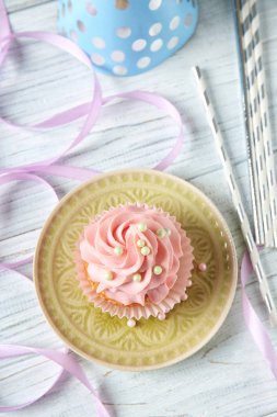 Beyaz masada lezzetli kek ile plaka