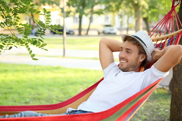 Csinos fiatal ember pihen a függőágy szabadban — Stock Fotó