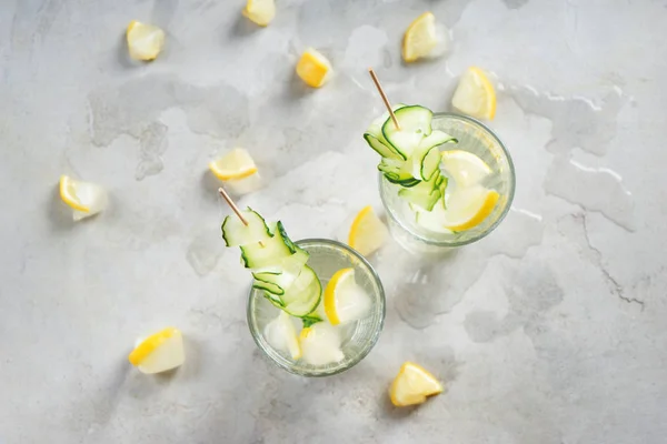 Glasses of fresh cucumber water on grey table — Stock Photo, Image