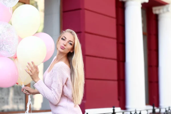 Piękna młoda kobieta z balonów na zewnątrz — Zdjęcie stockowe