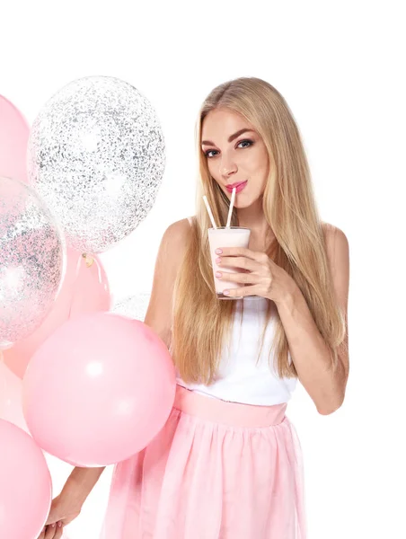 Belle jeune femme avec des ballons à air et cocktail sur fond blanc — Photo