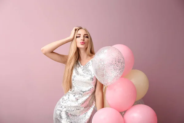 Belle jeune femme avec des ballons à air sur fond de couleur — Photo