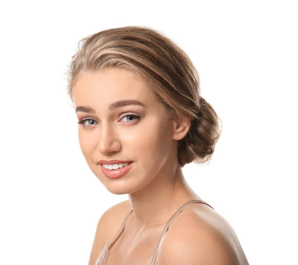 Piękna młoda kobieta z nagie makijaż na białym tle — Zdjęcie stockowe