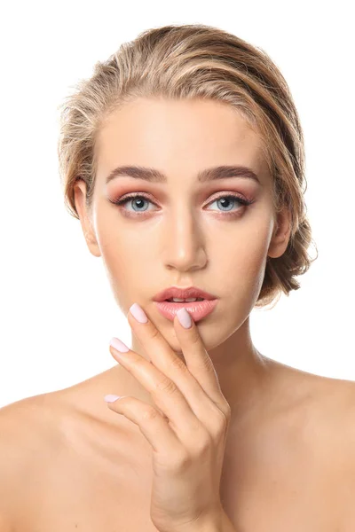 Hermosa joven con maquillaje desnudo sobre fondo blanco — Foto de Stock