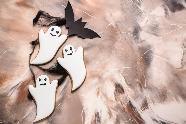 Kreatív cookie-kat és a papír bat Halloween party a háttér színe — Stock Fotó