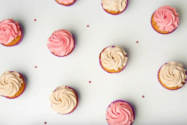 Deliciosos cupcakes no fundo branco, flat lay — Fotografia de Stock