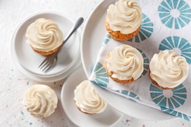 Plakaları üzerinde masa lambası lezzetli kekler