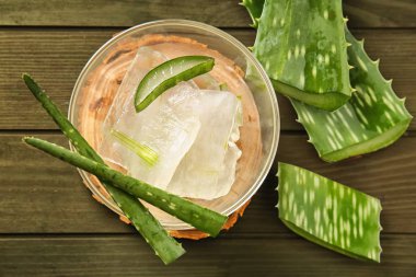 Ahşap masa aloe vera ile kase