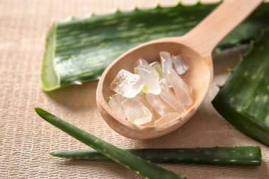 Aloe vera masada kaşıkla