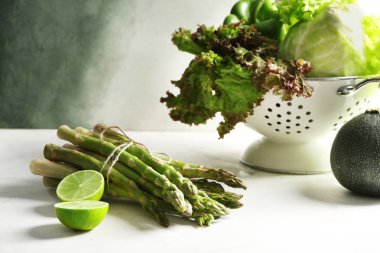 Kevgir ile masa lambası üzerinde çeşitli taze sebze