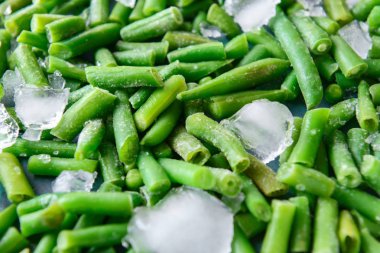 Buz küpleri, closeup ile dondurulmuş yeşil fasulye