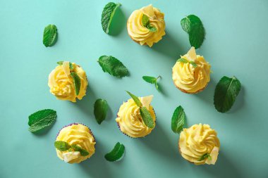 Lezzetli limon cupcakes renk arka plan, üstten görünüm