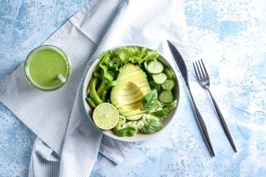 Plaka sağlıklı sebze salatası ve renk tablosu üzerinde yeşil smoothie bardak