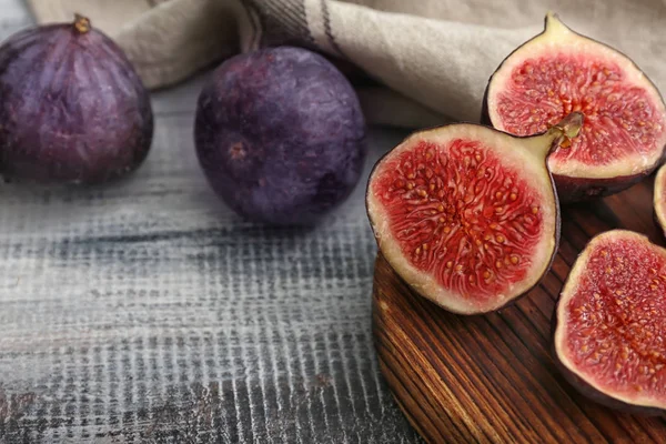 Fresh ripe figs on wooden table — Stock Photo, Image