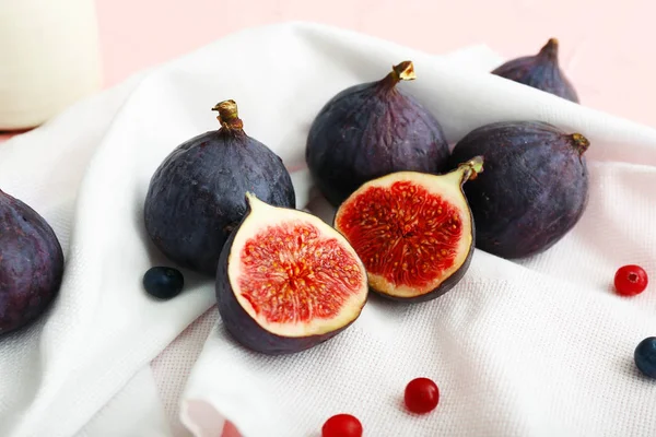 Fresh ripe figs on white napkin — Stock Photo, Image