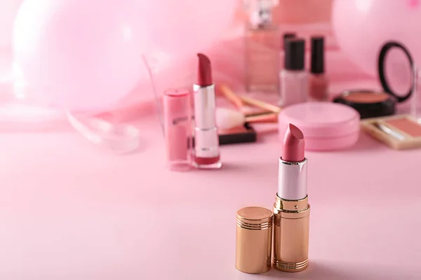 Roze lippenstift op kleurentabel — Stockfoto