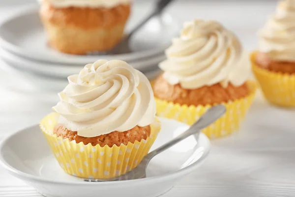 Placa con delicioso cupcake en mesa blanca — Foto de Stock