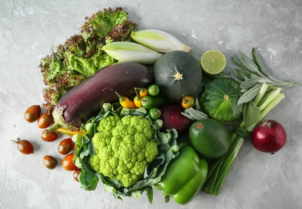 Diverse verse groenten op grijze tafel — Stockfoto