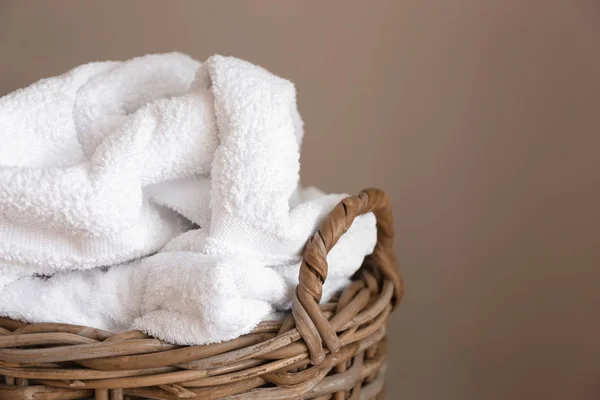 Laundry basket with dirty towels on color background — Stock Photo, Image