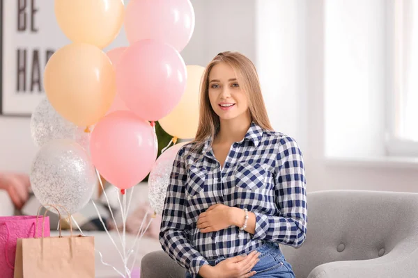 Schöne schwangere Frau auf Babyduschparty — Stockfoto