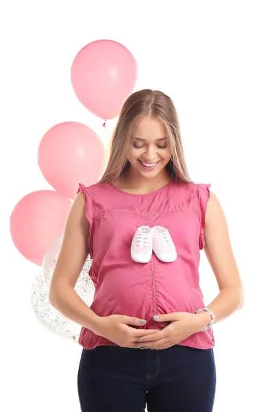 Femeie gravidă frumoasă cu bocanci pentru copii și baloane de aer pe fundal alb — Fotografie, imagine de stoc