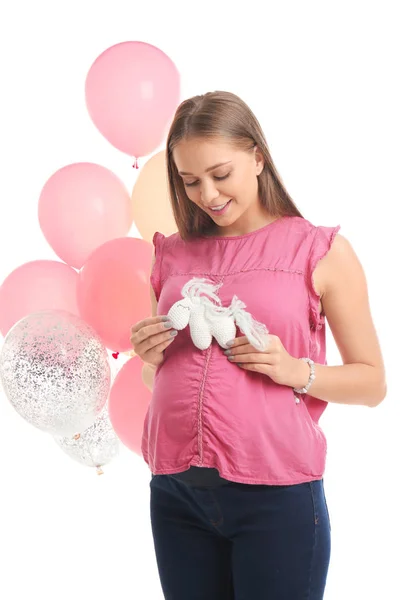 Mulher grávida bonita com brinquedos e balões de ar no fundo branco — Fotografia de Stock