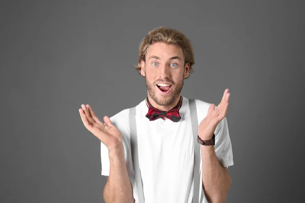 Portrait of handsome surprised man on grey background — Stock Photo, Image