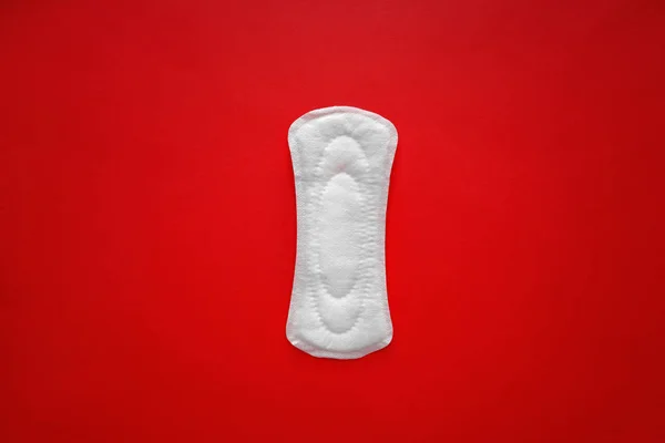 Almofada menstrual em fundo de cor — Fotografia de Stock
