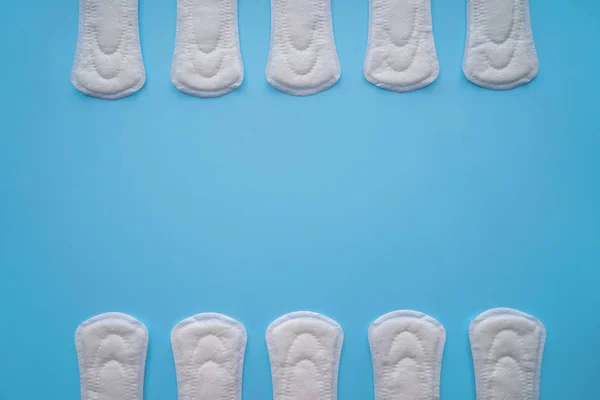 Menstrual pads on color background, top view — Stock Photo, Image