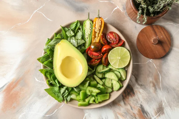 Plaat met gezonde groente salade op kleurentabel — Stockfoto