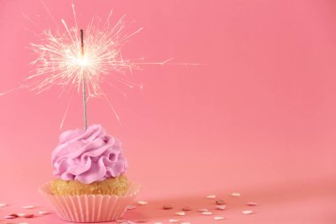 Lezzetli Doğum günü kek renk arka plan üzerinde havai fişek mum ile