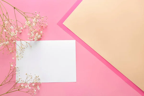 Boş tebrik kartı ve çiçek pembe bir arka plan üzerinde kompozisyonu — Stok fotoğraf