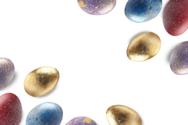 Beyaz arka planda güzel Paskalya yumurtaları