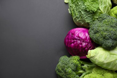 Koyu arka plan üzerinde lahana çeşitleri