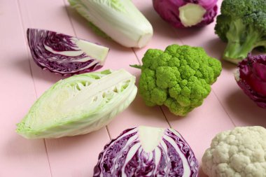 Renk ahşap arka plan üzerinde lahana çeşitleri