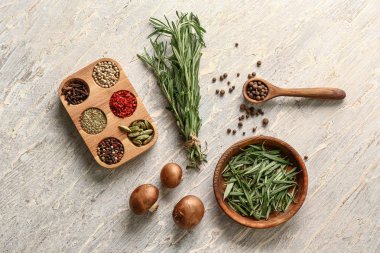 Mantar ve ışık arka plan üzerinde farklı baharatlar taze aromatik biberiye