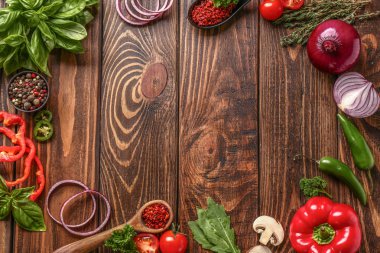 Taze aromatik otlar, baharatlar ve sebzeler ahşap arka plan üzerinde çerçeve yapılmış
